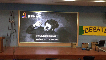 江蘇無(wú)錫協(xié)和學(xué)校P2.5室內(nèi)高清LED顯示屏由上海智彩科技設(shè)計(jì)、安裝