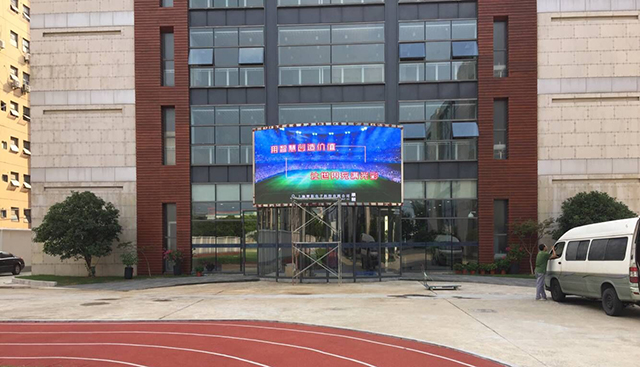 上海諾美國際學(xué)校戶外LED顯示屏由智彩科技定制、安裝