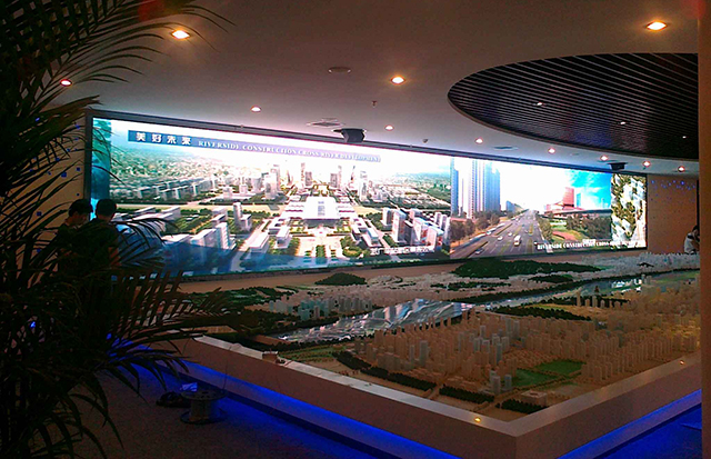 江蘇鹽城汽車商貿(mào)城展館P5室內(nèi)全彩LED顯示屏由上海智彩科技設(shè)計(jì)、安裝